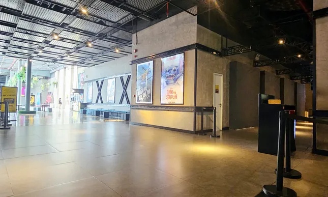 Phớt lờ 'lệnh' đình chỉ, loạt cửa hàng vẫn hoạt động tại chung cư Discovery Complex