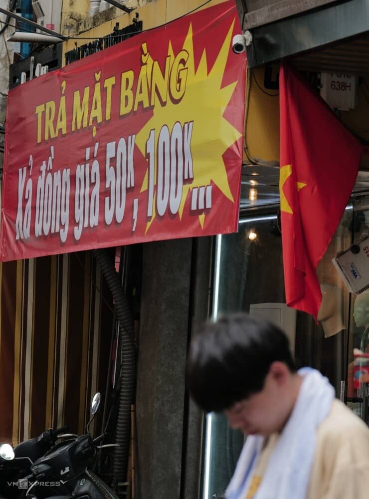 Loạt cửa hàng ở Hà Nội đóng cửa, trả mặt bằng