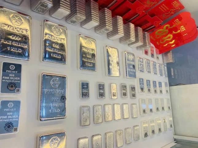 Giá bạc thăng hoa, tăng gần 14% sau một tháng