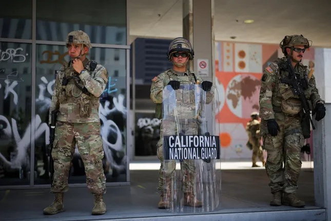 Biểu tình lan rộng, Mỹ triển khai lực lượng tinh nhuệ đến Los Angeles ảnh 3