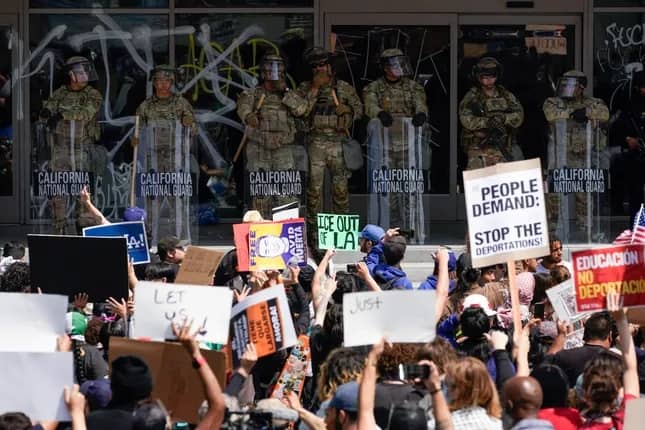 Biểu tình lan rộng, Mỹ triển khai lực lượng tinh nhuệ đến Los Angeles ảnh 1