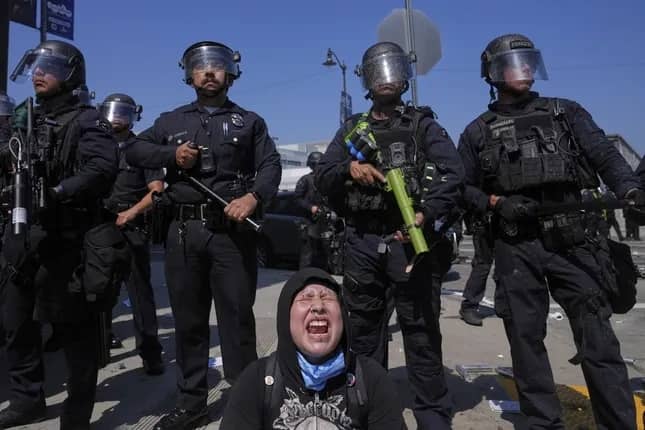 Thủy quân lục chiến đã đến Los Angeles, biểu tình lan ra nhiều thành phố Mỹ ảnh 1