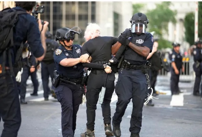 Los Angeles bị giới nghiêm, Thống đốc California cảnh báo khủng hoảng quốc gia ảnh 2