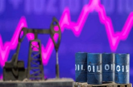 Giá dầu tăng vọt hơn 12% sau khi Israel tấn công Iran