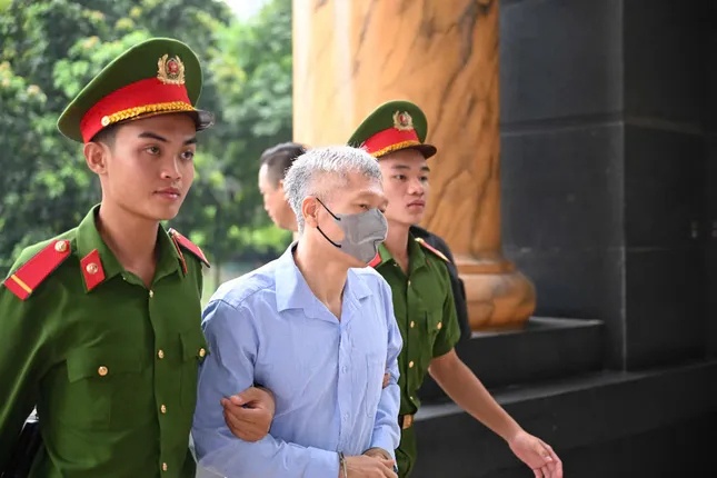 Cảnh sát dẫn giải nhóm cựu lãnh đạo Tập đoàn FLC, HOSE đến tòa phúc thẩm