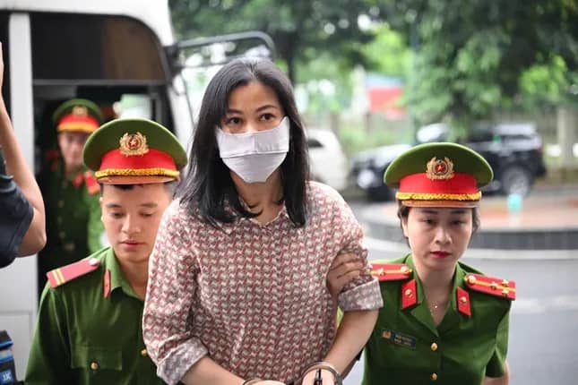 Cảnh sát dẫn giải nhóm cựu lãnh đạo Tập đoàn FLC, HOSE đến tòa phúc thẩm