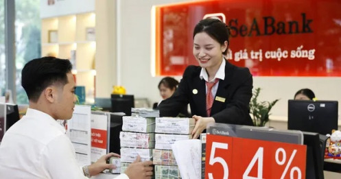 Tiền người dân gửi ngân hàng tăng kỷ lục