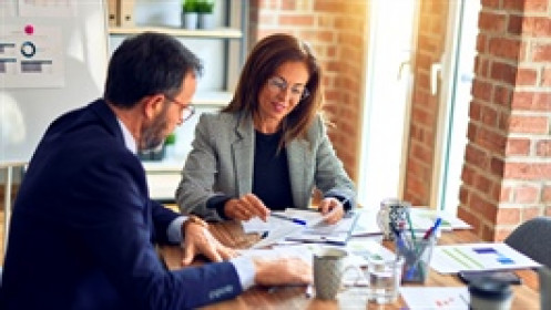 Xu hướng định hình Quan hệ Nhà đầu tư (IR): Từ AI thông minh đến ESG bắt buộc trong năm 2025