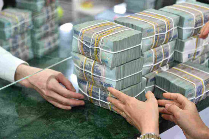 Áp lực đằng sau đà bơm tiền của ngân hàng vào nền kinh tế