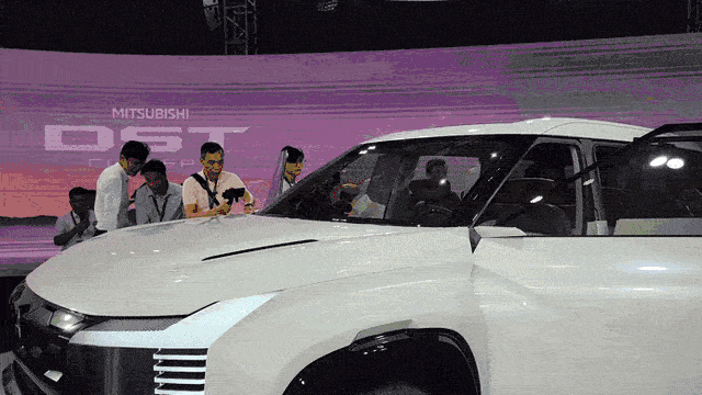 Mitsubishi hé lộ mẫu xe mới bằng máy bay trực thăng