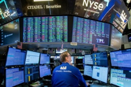 Dầu Brent rớt mốc 70 USD, chứng khoán khởi sắc khi Israel đồng ý ngừng bắn với Iran