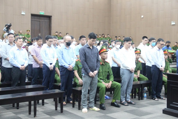 Bị cáo Hoàng Thị Thúy Lan xin tòa: “Đề nghị Hội đồng xét xử xem xét vì tôi rất khó khăn”