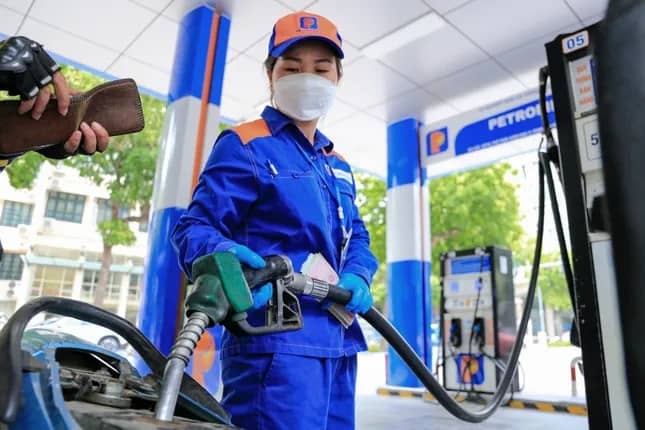 Giá xăng dầu tiếp tục tăng vào ngày mai?