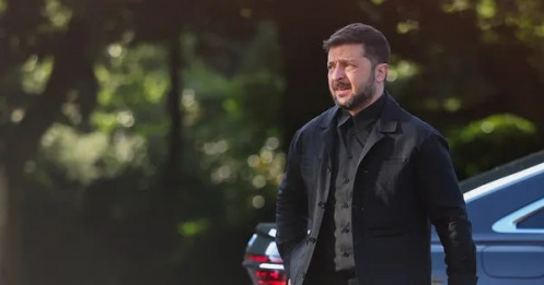 Tổng thống Ukraine Zelensky thay đổi phong cách trang phục khi gặp Tổng thống Mỹ Trump