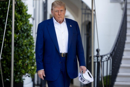 Trump chuyển hướng sang cắt giảm thuế để đối phó với lo ngại kinh tế của cử tri