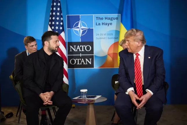 Tổng thống Ukraine Zelensky thay đổi phong cách trang phục khi gặp Tổng thống Mỹ Trump