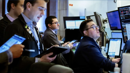 S&P 500 tiến sát kỷ lục, giá dầu tăng nhẹ