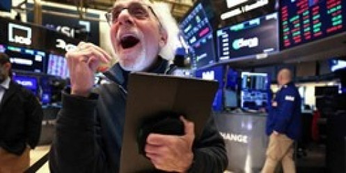 Dow Jones tăng hơn 400 điểm, S&P 500 lập kỷ lục mới