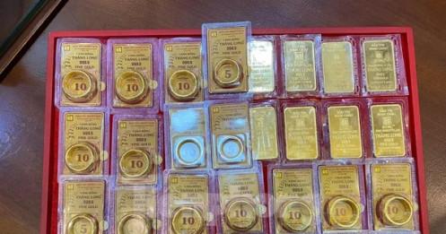 Giá thế giới lao dốc, vì sao vàng Việt Nam giảm nhỏ giọt?