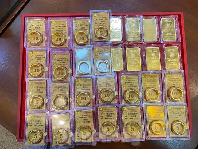 Giá thế giới lao dốc, vì sao vàng Việt Nam giảm nhỏ giọt? ảnh 1