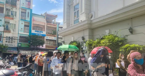 Hàng trăm người 'rồng rắn' xếp hàng mua dự án nhà ở xã hội 'hot' nhất