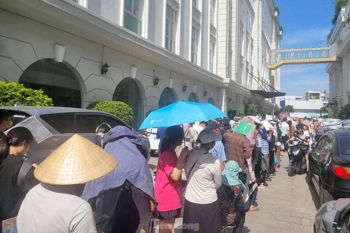 Hàng trăm người 'rồng rắn' xếp hàng mua dự án nhà ở xã hội 'hot' nhất