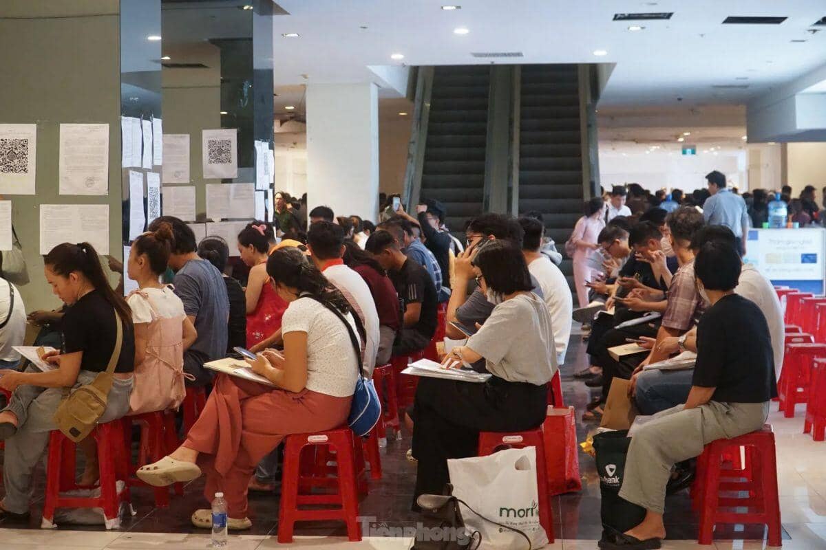 Hàng trăm người 'rồng rắn' xếp hàng mua dự án nhà ở xã hội 'hot' nhất