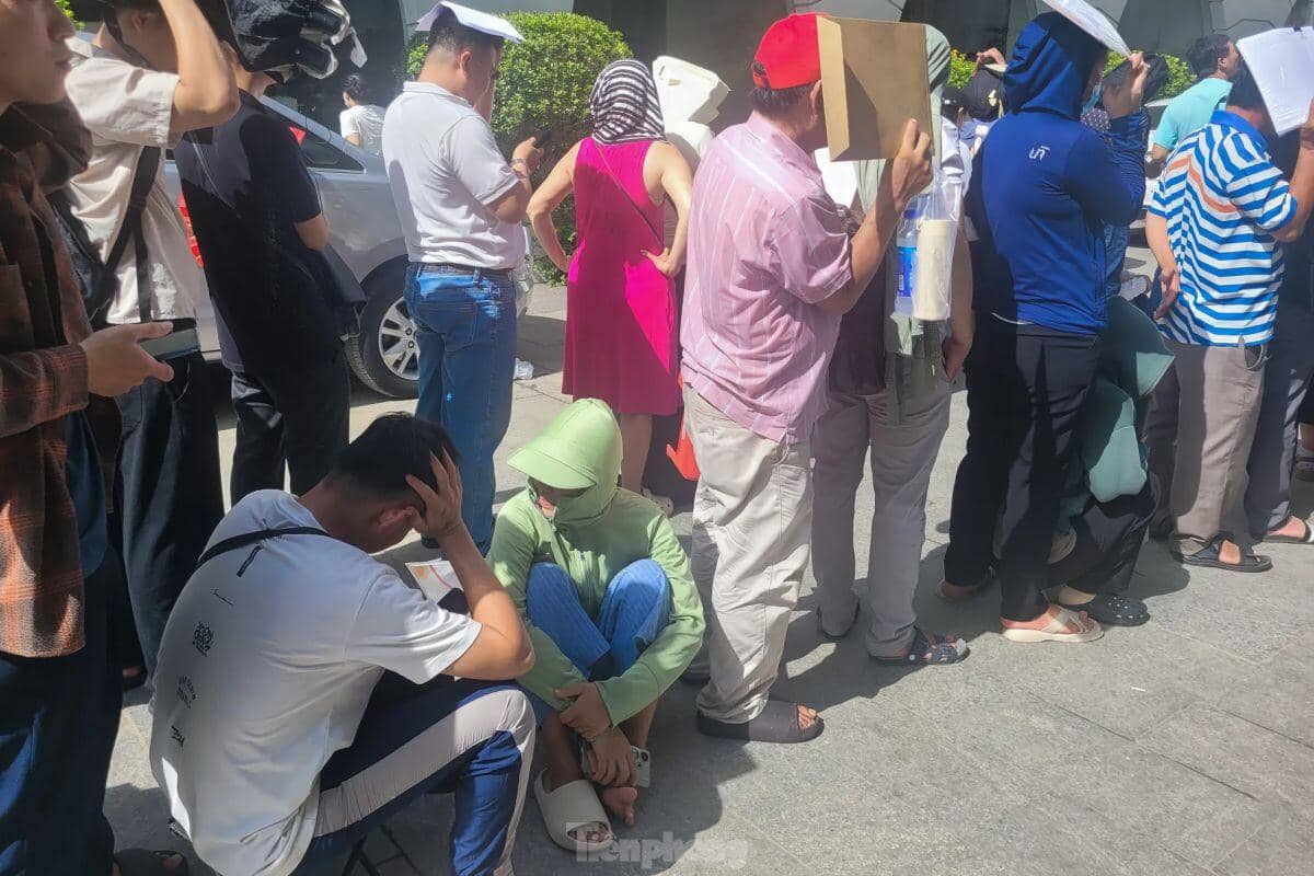 Hàng trăm người 'rồng rắn' xếp hàng mua dự án nhà ở xã hội 'hot' nhất