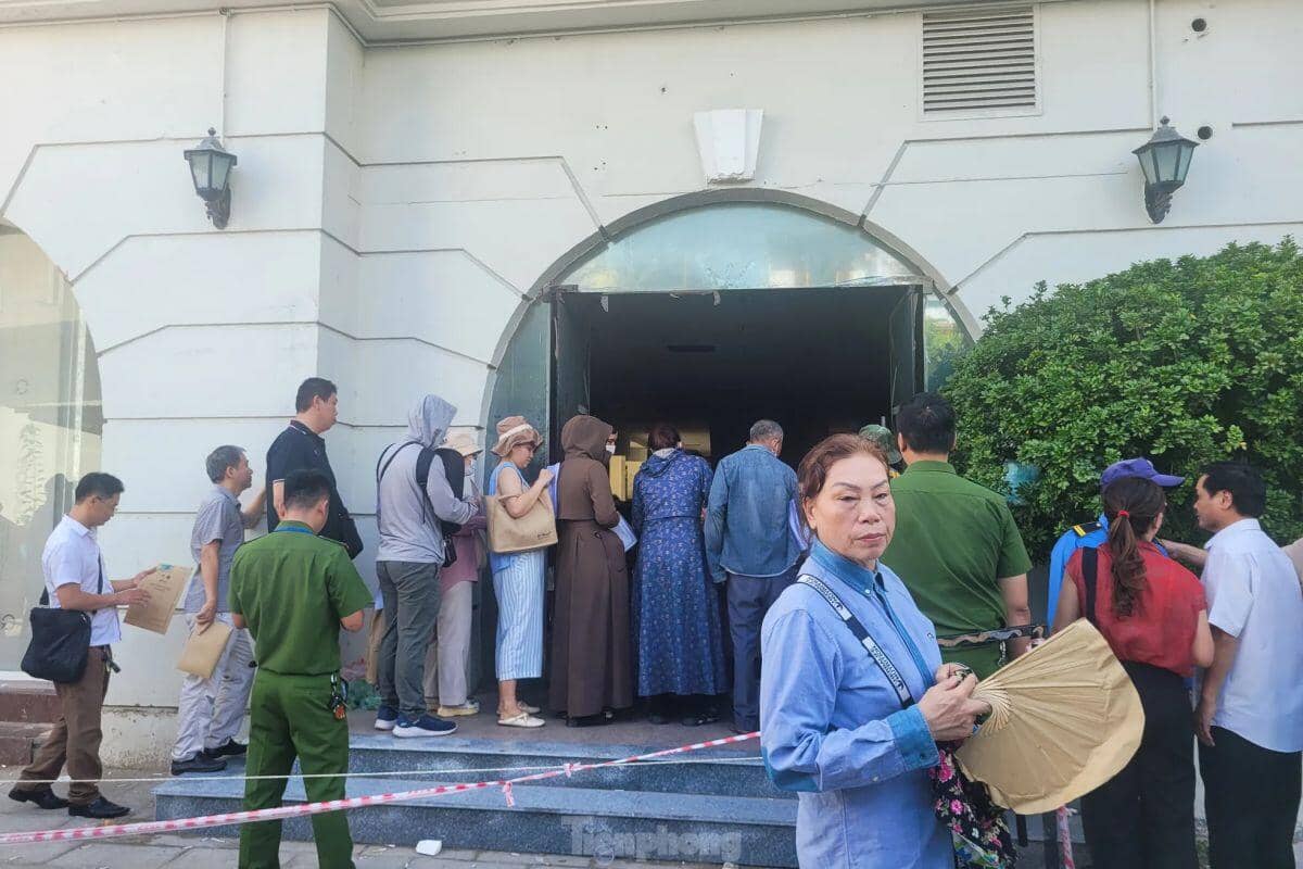 Hàng trăm người 'rồng rắn' xếp hàng mua dự án nhà ở xã hội 'hot' nhất