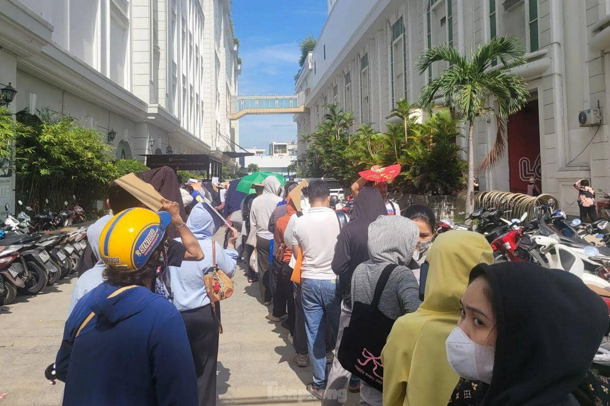 Hàng trăm người 'rồng rắn' xếp hàng mua dự án nhà ở xã hội 'hot' nhất