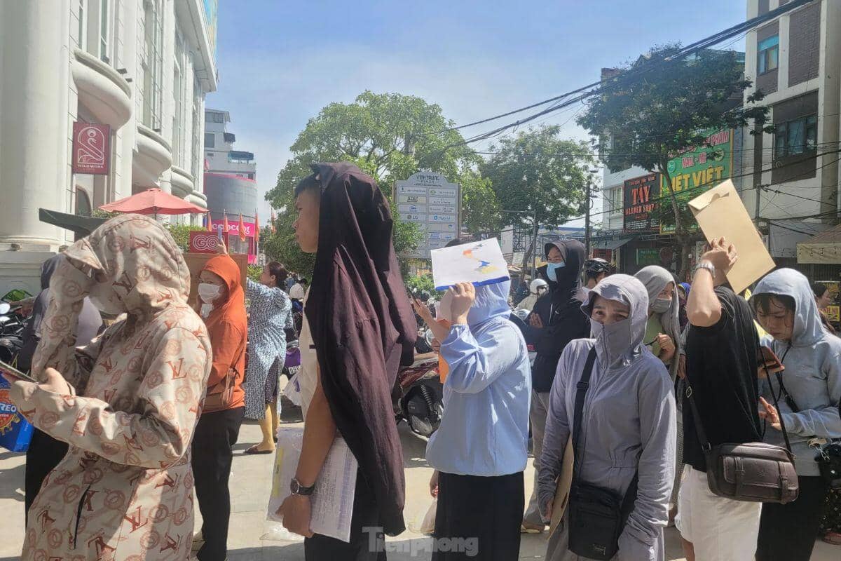 Hàng trăm người 'rồng rắn' xếp hàng mua dự án nhà ở xã hội 'hot' nhất