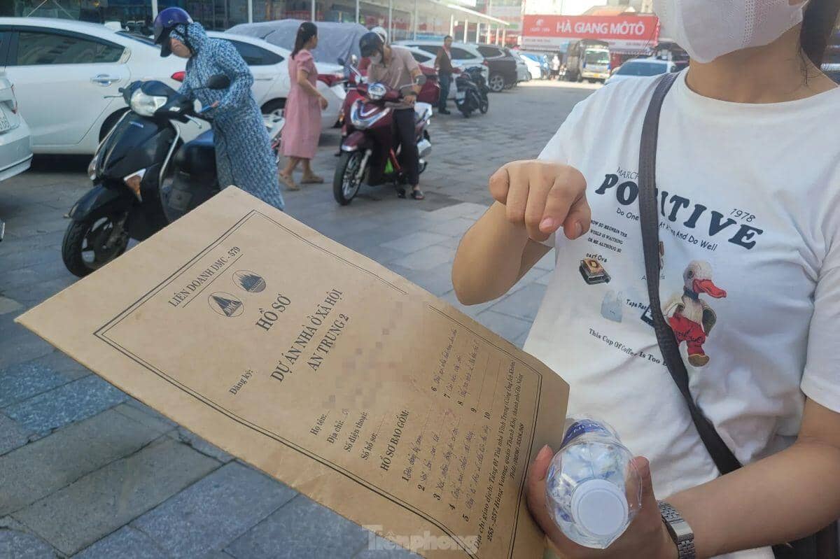 Hàng trăm người 'rồng rắn' xếp hàng mua dự án nhà ở xã hội 'hot' nhất