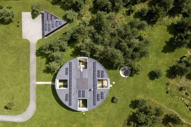 Biệt thự có hình khối như tác phẩm điêu khắc giữa thiên nhiên ảnh 2