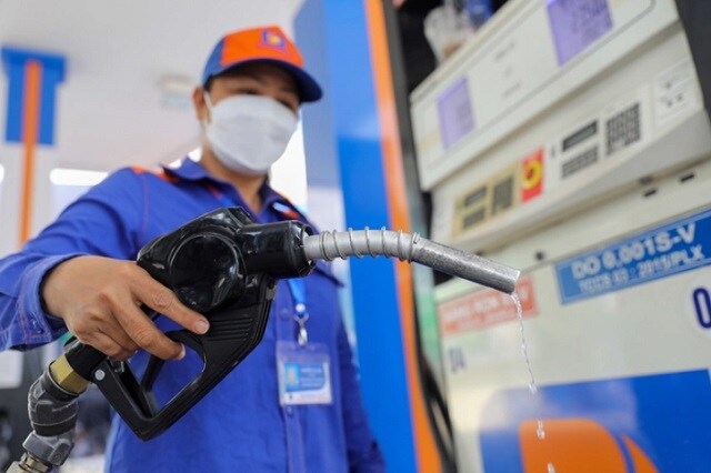 Thực hiện giảm thuế VAT, giá xăng lập tức được điều chỉnh giảm