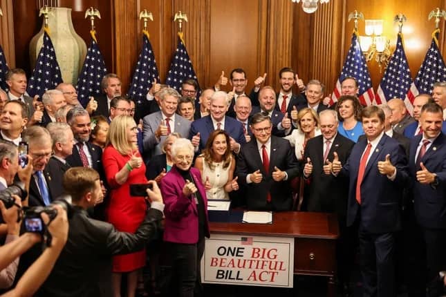 Hạ viện thông qua dự luật lớn và đẹp của Tổng thống Trump với số phiếu sít sao ảnh 2