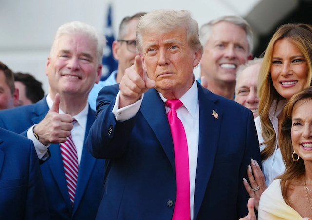 Thế giới hồi hộp chờ đợi phán quyết của ông Trump khi hạn chót hoãn thuế cận kề