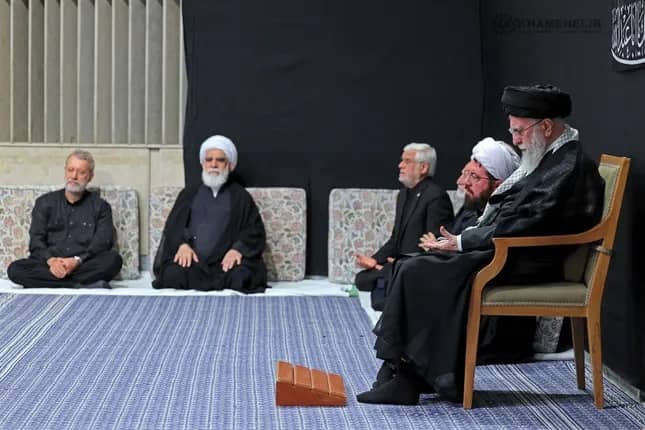 Lãnh tụ Tối cao Iran lần đầu xuất hiện công khai kể từ sau xung đột với Israel ảnh 3