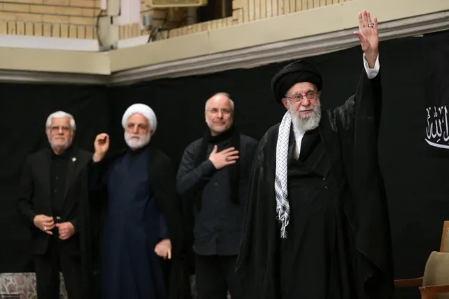 Lãnh tụ Tối cao Iran lần đầu xuất hiện công khai kể từ sau xung đột với Israel ảnh 2