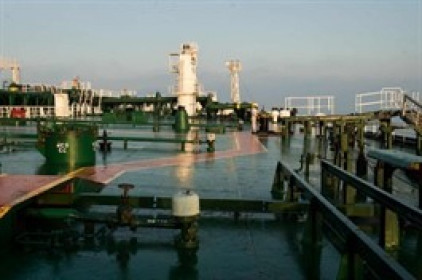 Dầu đi ngang khi dự trữ dầu thô tại Mỹ bất ngờ tăng