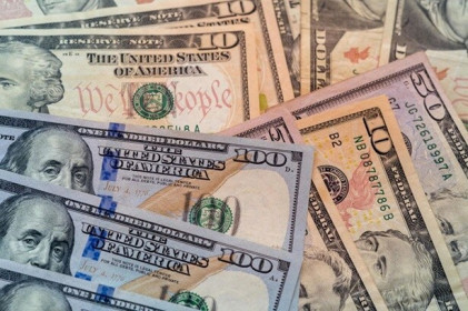 Đồng USD neo gần mức cao nhất trong ba tuần, Bitcoin dao động trên 120.000 USD