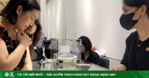 Đổ xô mua bạc để dành