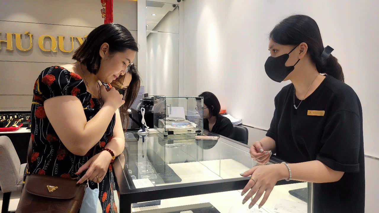 Đổ xô mua bạc để dành