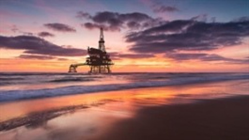 Dầu WTI tăng gần 2% khi dự trữ giảm