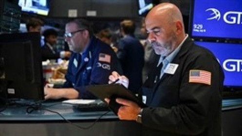 Dow Jones giảm hơn 100 điểm sau khi có tin Mỹ dự kiến áp thuế ít nhất 15% đối với EU