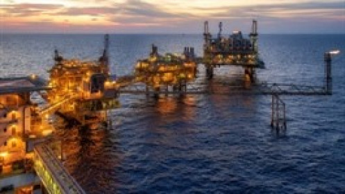 Dầu đi ngang sau những tin tức kinh tế trái chiều của Mỹ