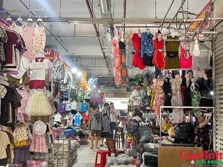 Chợ truyền thống vắng khách, tiểu thương buồn thiu như chợ chiều