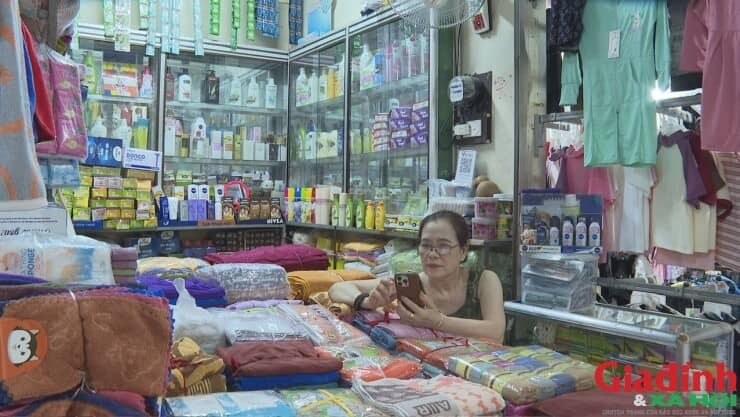 Chợ truyền thống vắng khách, tiểu thương buồn thiu như chợ chiều