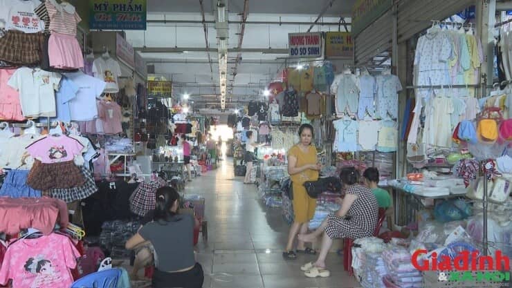 Chợ truyền thống vắng khách, tiểu thương buồn thiu như chợ chiều