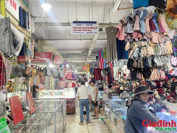 Chợ truyền thống vắng khách, tiểu thương buồn thiu như chợ chiều