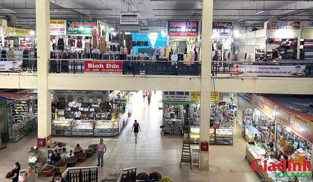 Chợ truyền thống vắng khách, tiểu thương buồn thiu như chợ chiều